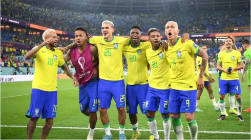 Jogadores da Seleção Brasileira comemorando uma vitória na Copa do Mundo 2022 – Foto: Justin Setterfield/Getty Images
