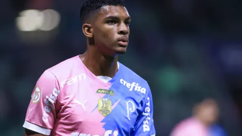 Luis Guilherme jogador do Palmeiras durante partida contra o Atlético-MG no estádio Arena Allianz Parque pelo campeonato Brasileiro A 2023.
