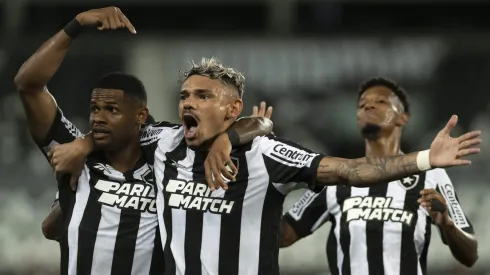 Tiquinho, Júnior Santos e Tchê Tchê comemorando um dos gols contra o Aurora na Libertadores. 
