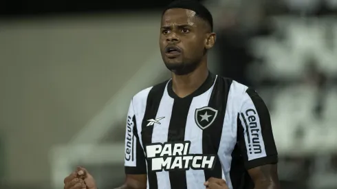 Júnior Santos comemorando um dos gols feitos no duelo entre Botafogo vs Red Bull Bragantino pela Libertadores.
