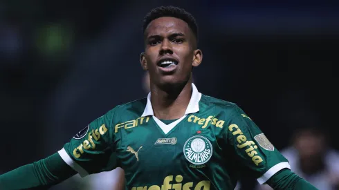 Estevão comemorando o primeiro gol pelo profissional na partida entre Palmeiras x Liverpool na Libertadores.
