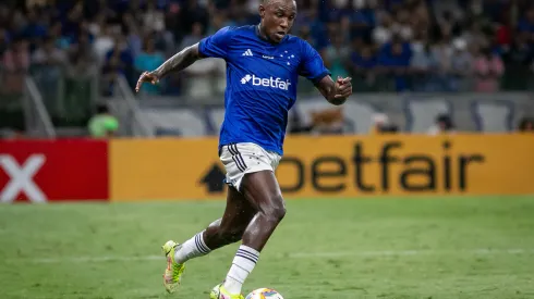 João Pedro renova contrato com o Cruzeiro até fim de 2026.