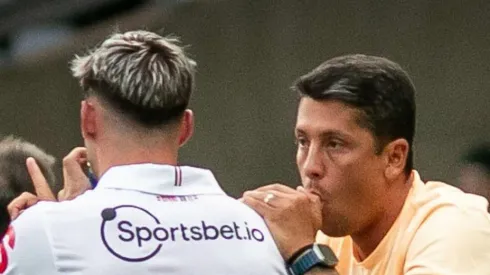 Thiago Carpini dá instrução para Calleri durante partida contra o Palmeiras. Treinador está pressionado no SP.
