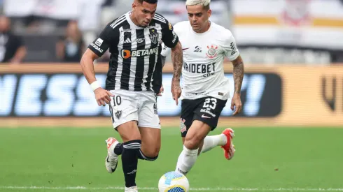 Fagner (D), do Corinthians, teve não expulsão polêmica contra o Galo.