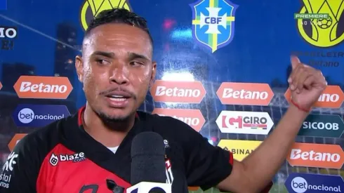 Luiz Fernando, atacante do Atlético-GO, reclama da arbitragem contra o Flamengo - Foto: Reprodução/Premiere