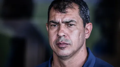 Carille autorizou negociação para renovar com o volante João Schmidt no Santos 
