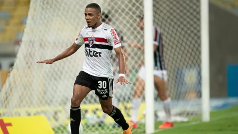 Brenner comemorando seu gol pelo São Paulo. Foto: Jorge Rodrigues/AGIF 
