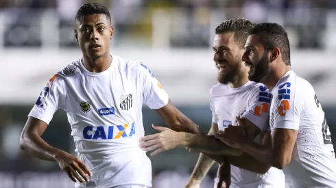 Bruno Henrique comemora gol no Paysandu pela Copa do Brasil de 2017, na Vila Belmiro, cm Lucas Lima e Thiago Maia. Foto: Marcello Zambrana/AGIF
