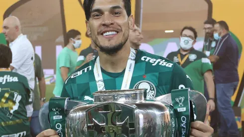 Gustavo Gómez com o troféu da Copa do Brasil 2020
