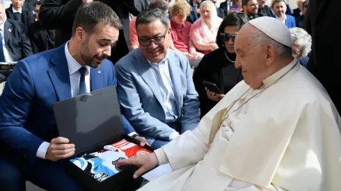 Eduardo Leite se encontrou com o Papa Francisco e deu camisas do Grêmio, Inter e Brasil de Pelotas
