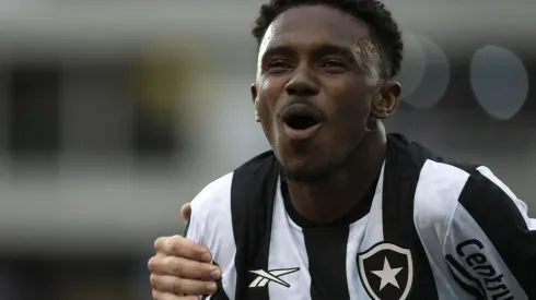 Jeffinho deve entrar no ataque de Artur Jorge contra o Atlético-GO