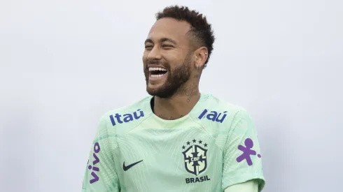 Neymar em treinado da Seleção Brasileira. O Menino da Vila tem sido visto constantemente vivenciando o momento do Peixe
