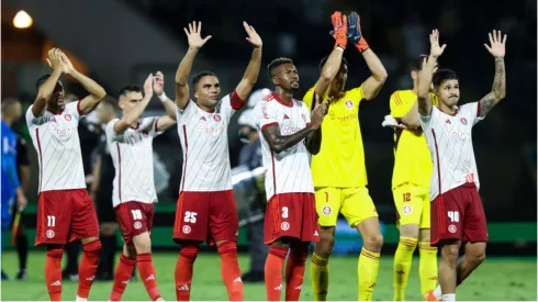 Jogadores do Internacional celebram vitória – Foto: Alexandre Schneider/Getty Images
