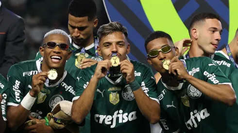 Vanderlan (à direita) é um dos jovens mais promissores e valorizados do Palmeiras e está no radar do Chelsea – Foto: César Greco/Ag. Palmeiras
