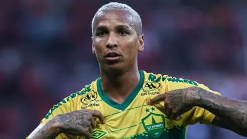 Foto: Maxi Franzoi/AGIF – Deyverson está fora da partida contra o Grêmio