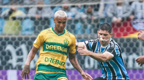 Grêmio recebe o Cuiabá. neste sábado (20).
Na foto, Kannemann jogador do Tricolor disputa a bola com Deyverson.
