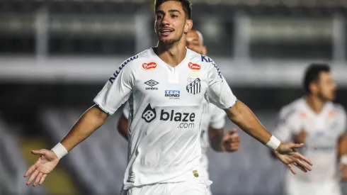 Pedrinho jogador do Santos comemora seu gol durante partida contra o Paysandu no estadio Vila Belmiro pelo campeonato Brasileiro B 2024. Foto: Reinaldo Campos/AGIF
