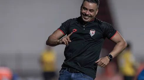 Jair Ventura tem se especializado em tirar pontos do São Paulo. 
