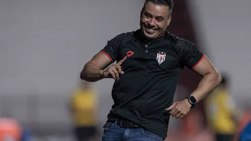 Jair Ventura tem se especializado em tirar pontos do São Paulo.