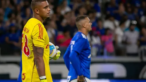 Anderson, goleiro do Cruzeiro, foi criticado após o clássico. 
