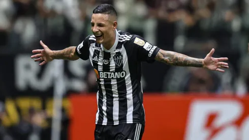 Guilherme Arana jogador do Atletico-MG comemora seu gol durante partida contra o Cruzeiro no estadio Arena MRV pelo campeonato Brasileiro A 2024. Foto: Gilson Lobo/AGIF
