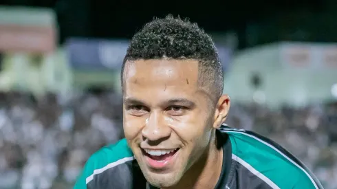 Serginho comemora gol pelo Maringá. Jogador vai jogar no Peixe. 
