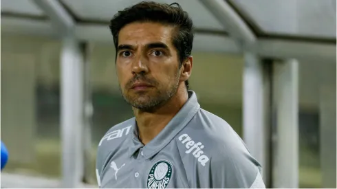 Foto: Ricardo Moreira/Getty Images – Abel Ferreira durante jogo
