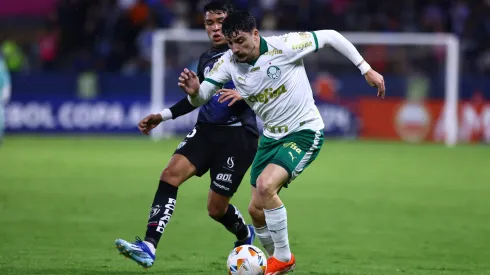 Piquerez disputa bola com Paez em Independiente Del Valle x Palmeiras. Foto: Franklin Jacome/Getty Images.
