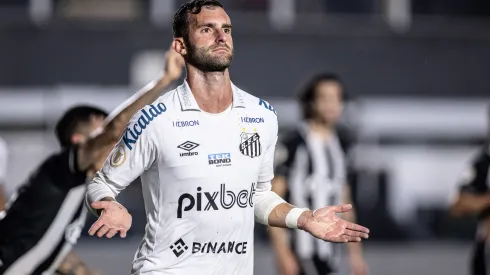 Léo Baptistão somou 38 jogos pelo Peixe entre as temporadas 2021 e 2022
