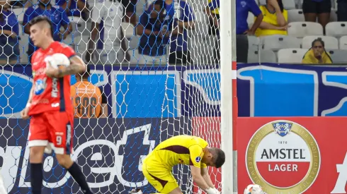 MG – BELO HORIZONTE – 11/04/2024 – COPA SUL-AMERICANA 2024, CRUZEIRO X ALIANZA PETROLERA – Goleiro Rafael Cabral jogador do Cruzeiro lamenta falha durante partida contra o Alianza Petrolera no estadio Mineirao pelo campeonato Copa Sul-Americana 2024. Foto: Gilson Lobo/AGIF
