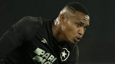 John entrou no lugar de Gatito em Botafogo x Universitário