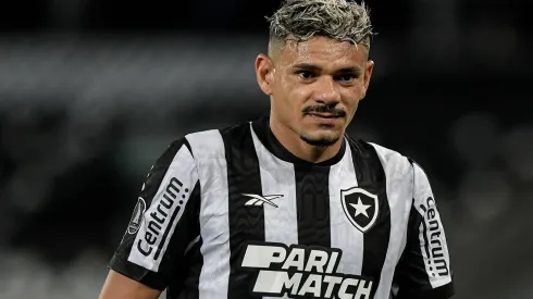 Jogador sofreu uma lesão muscular na região posterior da coxa. Thiago Ribeiro/AGIF.
