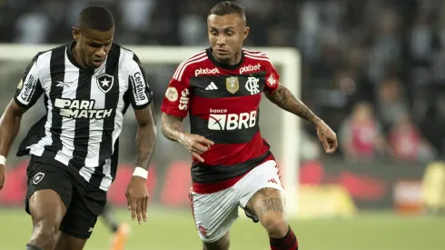 Flamengo x Botafogo. 
Junior Santos disputa com Everton Cebolinha.
