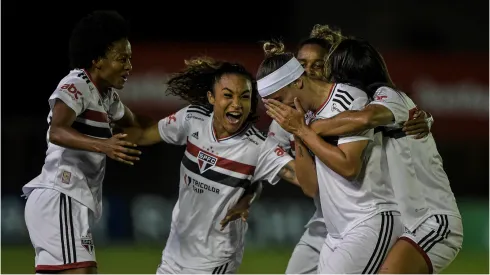 Foto: Thiago Ribeiro/AGIF – Jogadoras do SPFC comemorando gol.