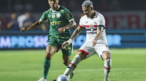 Luciano e Marcos Rocha disputam bola no em São Paulo x Palmeiras. no estádio Morumbis. Foto: Alexandre Schneider/Getty Images. 
