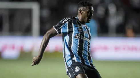 Edenilson com a camisa do Grêmio, fazendo a função de lateral – FOTO: DIDO /GREMIO FBPA
