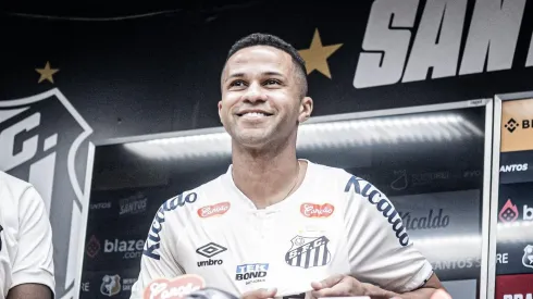 Serginho é apresentado no Santos. Foto: Guilherme Greghi/Santos FC/ Reprodução X (@SantosFC)