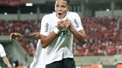 RN - NATAL - 01/05/2024 - COPA DO BRASIL 2024, AMERICA NATAL X CORINTHIANS jogador do Corinthians comemora gol com jogadores do seu time durante partida contra o America Natal no estadio Arena das Dunas pelo campeonato Copa Do Brasil 2024. Foto: Augusto Ratis/AGIF