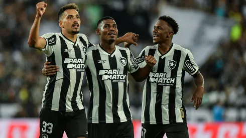 Jogadores do Botafogo comemorando gol durante partida contra o Vitória pela Copa Do Brasil 2024. Foto: Thiago Ribeiro/AGIF
