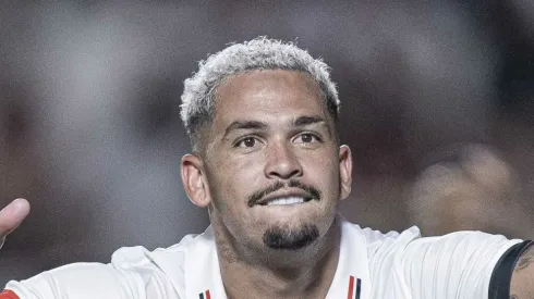 Luciano comemora o seu gol pelo SP. Atacante brilha em partida do Brasileirão.