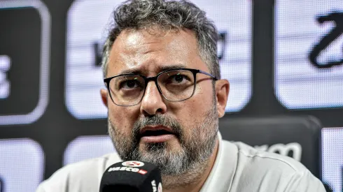 RJ – RIO DE JANEIRO – 06/02/2024 – VASCO, APRESENTACAO ADSON, GALDAMES, KEILLER E VICTOR LUIS – O dirigente Alexandre Mattos fala aos jornalistas durante apresentacao oficial dos jogadores do Vasco em coletiva de imprensa realizada no Sao Januario. Foto: Thiago Ribeiro/AGIF