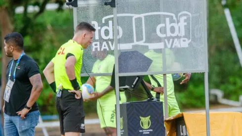 Ramon Abatti Abel no VAR revisando jogada de Wagner Leonardo e Calleri