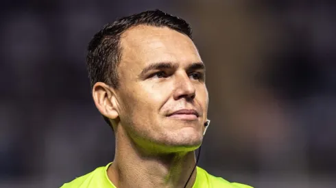 SP - SANTOS - 03/06/2023 - BRASILEIRO A 2023, SANTOS X INTERNACIONAL - O arbitro Paulo Cesar Zanovelli durante partida entre Santos e Internacional no estádio Vila Belmiro.