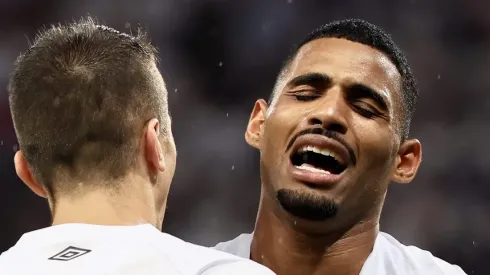 Joaquim comemora seu gol com jogadores do Peixe. Atleta é alvo do Botafogo.
