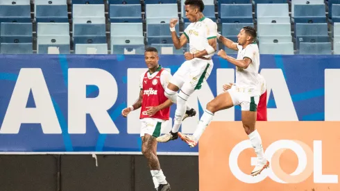 Estevao jogador do Palmeiras comemora seu gol. 
