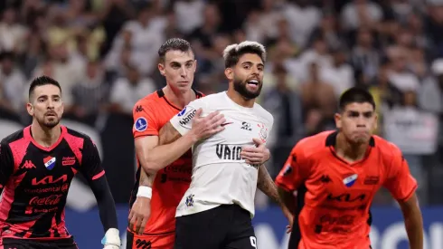 Yuri Alberto disputa bola em partida do Corinthians contra o Nacional. Foto: Anderson Romao/AGIF
