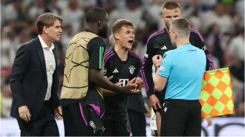 Foto: Alexander Hassenstein/Getty Images - Jogadores do Bayern reclamam com o árbitro