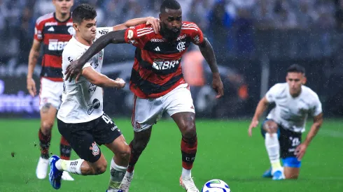 Gabriel Moscardo jogador do Corinthians disputa lance com Gerson jogador do Flamengo durante partida. Foto: Marcello Zambrana/AGIF
