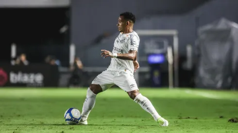 Otero jogador do Santos durante partida pelo Brasileiro B 2024. Foto: Reinaldo Campos/AGIF
