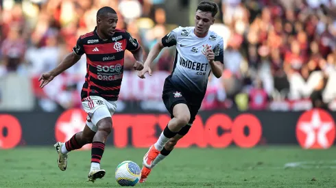 De La Cruz disputa bola com Breno Bidon em Flamengo e Corinthians, no Maracanã. Foto: Thiago Ribeiro/AGIF
